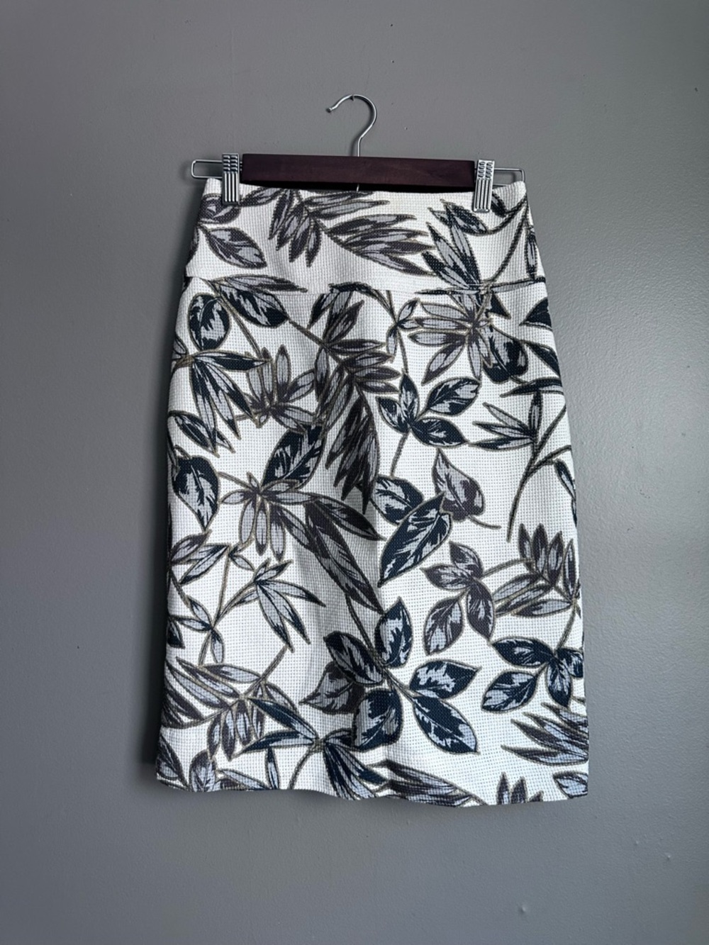 J. Crew White Pencil Skirt with Black & Gray Leaf Print Size 0
